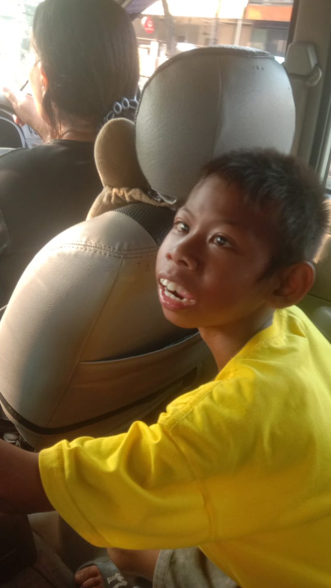 Info Ditemukan seorang anak laki-laki sekitar umur 6/7 tahun di Jalan Dongkal, Kelurahan Pondok Jagung Timur, Tangerang Selatan dengan menggunakan baju kuning dan celana pendek, sudah ditanya namanya namun anak tersebut tidak bisa bicara, saat ini sedang menuju Polsek Pondok