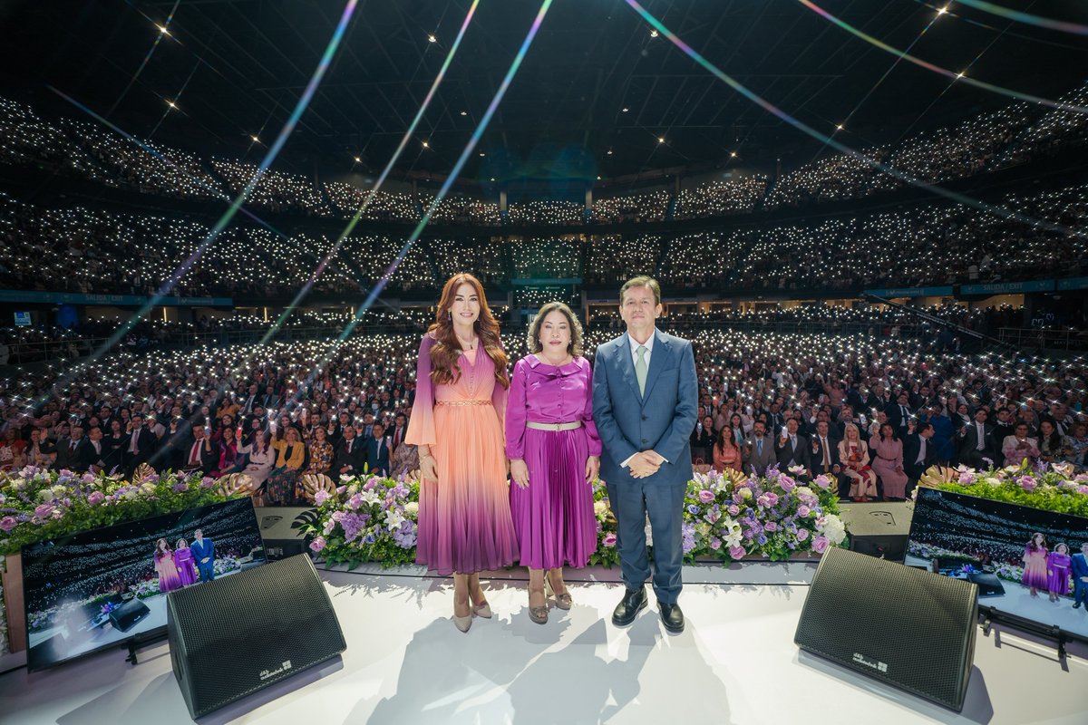 MLPiraquive's tweet photo. Galería de fotos: Estudio Bíblico por tercera vez en el Movistar Arena de Bogotá - 27 de abril de 2025

12.000 creyentes de las Iglesias de: Engativá, Las Ferias, Fontibón, La Granja, Suba Mercedes, Suba Rincón y Suba Fontanar, se reunieron para disfrutar de este día especial. 

📖 La Hermana María Luisa Piraquive, líder mundial de la Iglesia de Dios Ministerial de Jesucristo Internacional, realizó la lectura de la Biblia en Efesios 1. 

🎤 En el Estudio Bíblico, la Hna. María Luisa dio respuesta a las preguntas de los creyentes.