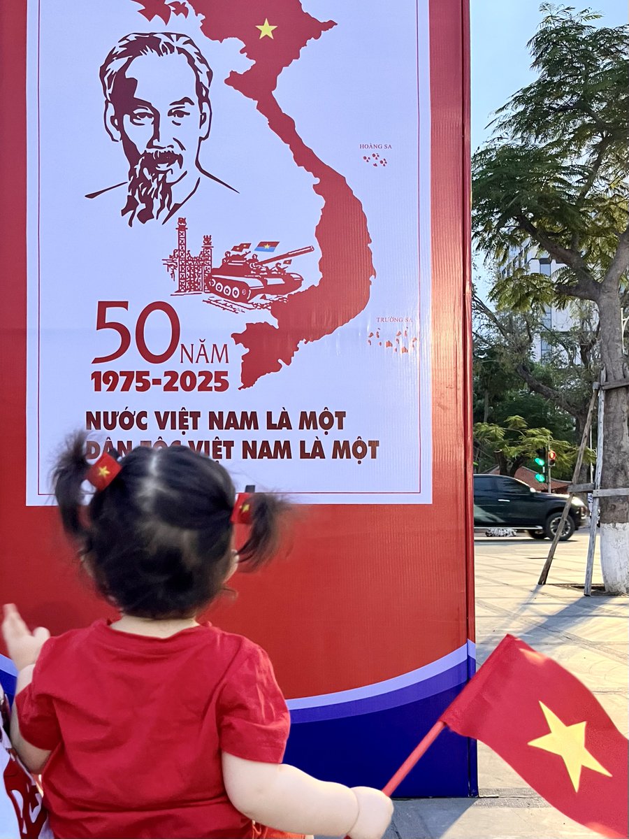 linhpnguyen's tweet image. My daughter, whose name means Peace, always flinches at every loud sound. But today, as warplanes roared overhead, she stood still - steady, unafraid. That’s what peace feels like: when even fear learns to rest.
#VietnamReunification