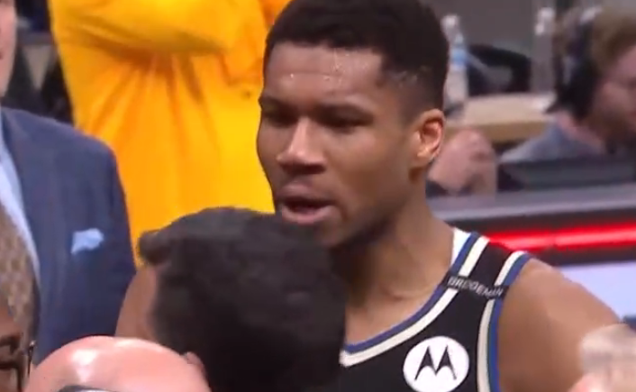 makelocksgr8's tweet photo. generational choke from the bucks lol https://t.co/jO3A4Vuu9Y