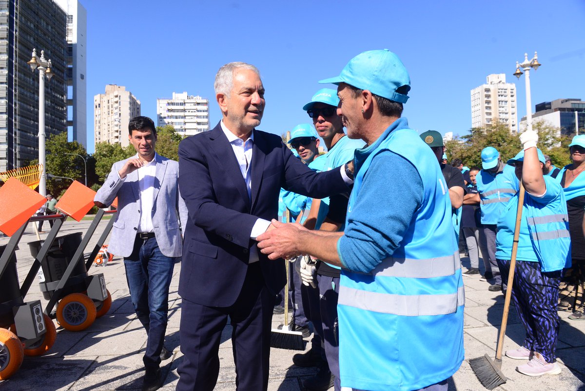 Lanzamos el nuevo plan, más de 400 trabajadores están trabajando en la limpieza y mantenimiento de la ciudad, con nuevos equipos y maquinarias.

Un esfuerzo conjunto para mejorar la calidad de vida de nuestros vecinos y vecinas.