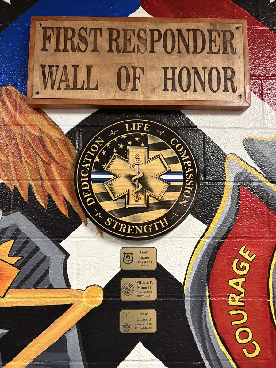 SCPD3rdPrecinct's tweet image. A great evening for the dedication of Islip High School’s First Responder Wall of Honor 🇺🇸 A plaque for fallen SCPD Officer Glen Ciano, a 1981 Islip H.S. graduate is proudly on display alongside many other first responders. Thank you for including the SCPD in this special event!