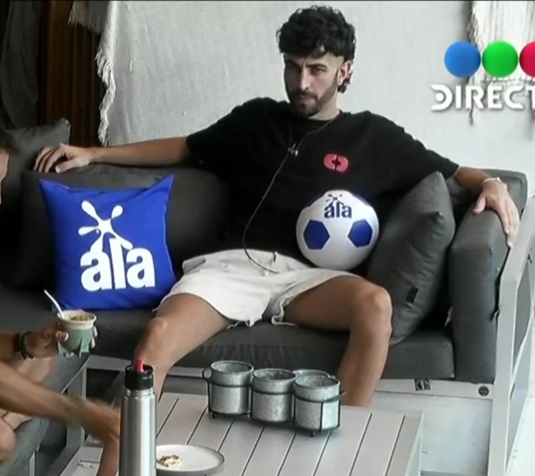 Natynatashaaaa's tweet photo. Las banderas de #AlaCancha que serán parte de la donación a las escuelitas de barrio  #Ala  @ulisesapostolo Ulises  #GranHermano https://t.co/UX1AqTac4d