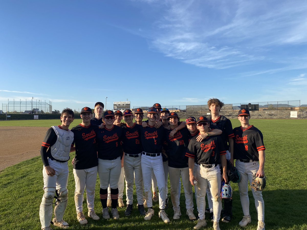 Tigers grind out tough 5-2 win to sweep series with St Charles North.
Jacob Conover CG gets win on the mound.
Allows 1 ER with 6Ks 1BB
Caleb Mease 2x3 2b
AJ Rogers 2x3 2b
Big hit from Clark Jensen 2 out 2 RBI single in top of 7.
Way to go!!!