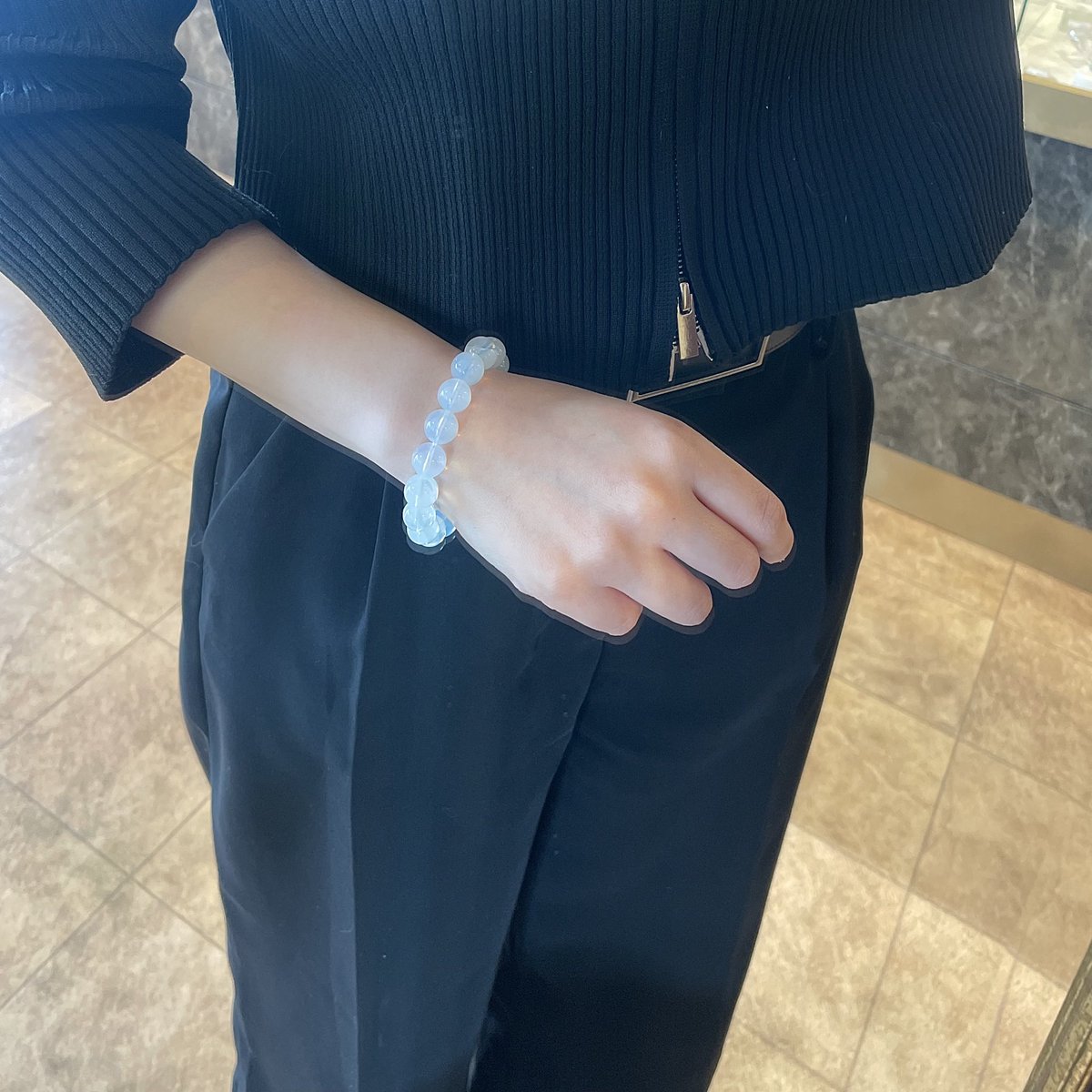 乳白色半透明な結晶質石英をミルキークォーツといいます