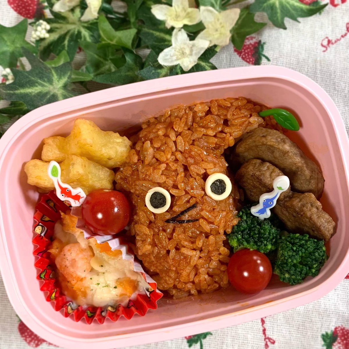 娘、久しぶりの遠足🧺⸝꙳.
今回のキャラ弁リクエストはピクミン🌱

数日前から、天気予報では降水確率0%の快晴だよ〜って言ってるのに、家中にてるてる坊主を作って、晴れろ晴れろー！！って願うくらい楽しみにしてた（笑）