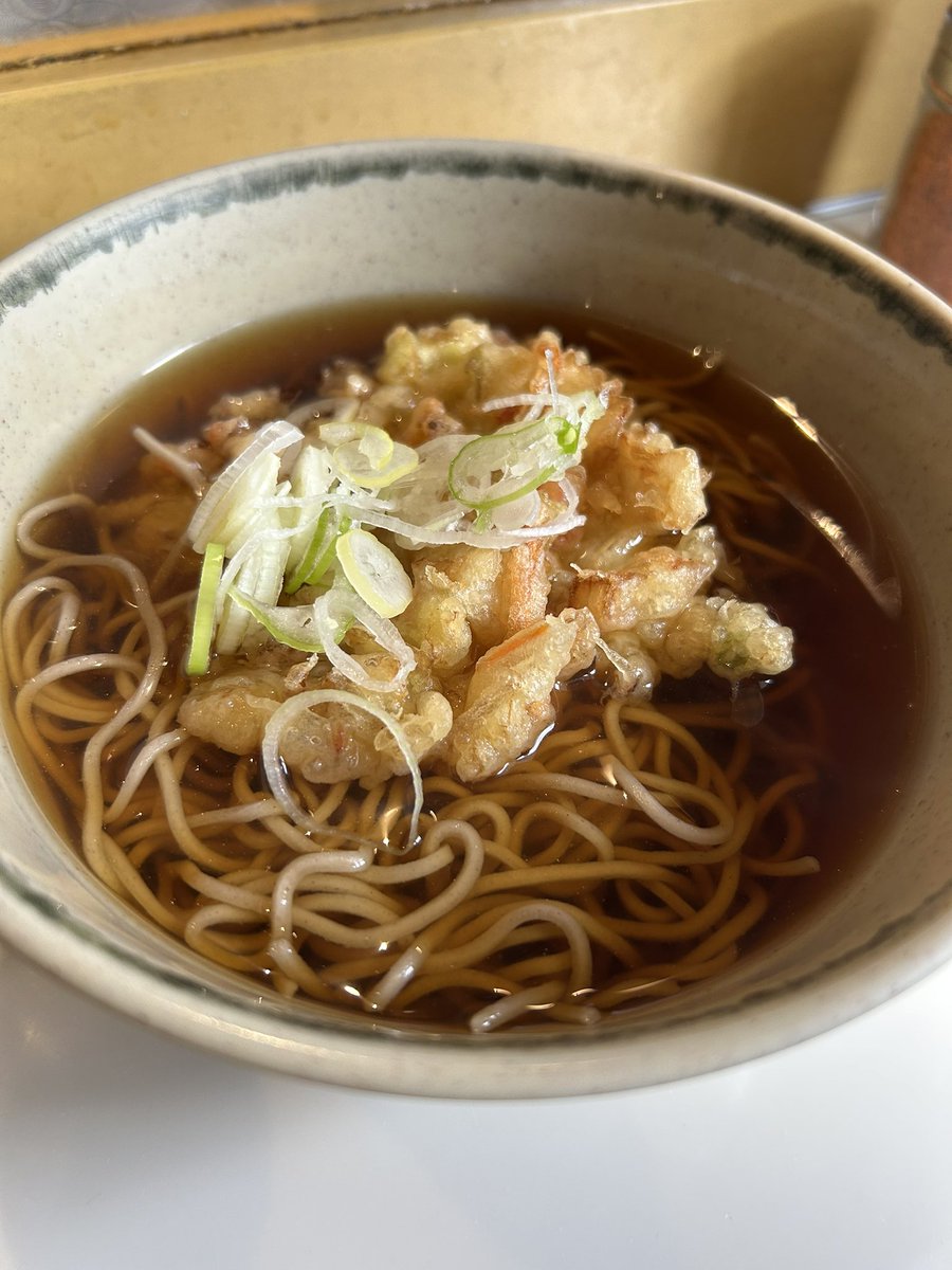 こっそり名所…軽井沢駅の「おぎのや」の立ち食いそば。そう、あの「峠の釜飯」も手がけるお店のおそば屋さん！！！もう美味しいに決まってるよね！！！ #ハピモニ