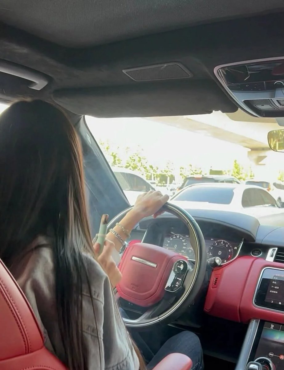 🚗✨ 一方の手でハンドルを握り、もう一方の手でアイスキャンディーを持つ。人生はこんなに甘くて自由でなきゃね！💕 自分に素敵な儀式感を与えよう、毎日が愛される価値があるよ！💃🌸