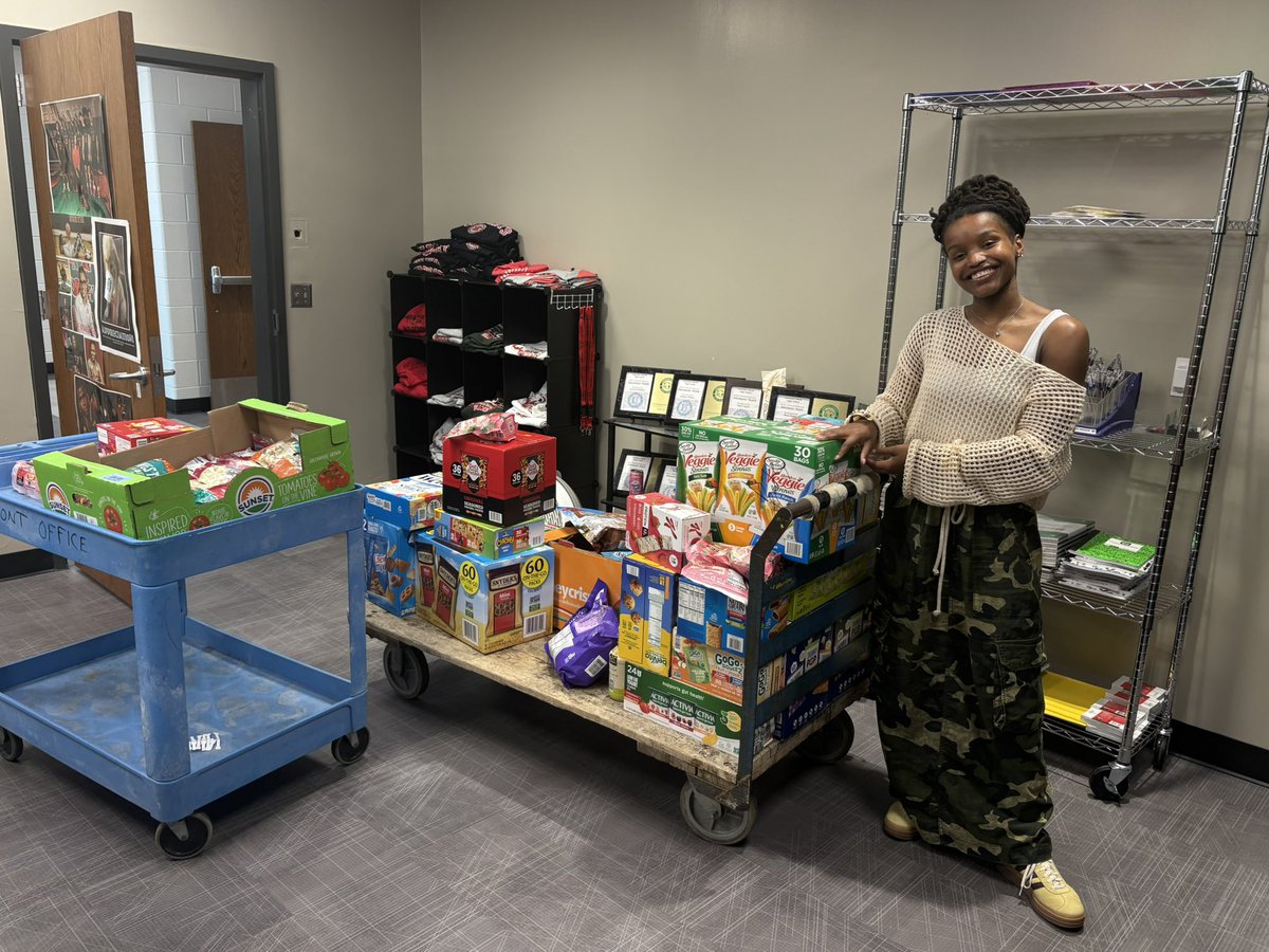 AlexWelchmommy's tweet photo. Key Club is excited for the clubs upcoming event High Five Spring into Health this Thurs. at @LNHSwildcats….all this is possible because of @LTSFoundation….sneak peak of some of the many items…can’t wait to post plenty more pictures.. #WILDCATS #LNHS @IndyKiwanis @Kiwanis https://t.co/SHl88W1U8L