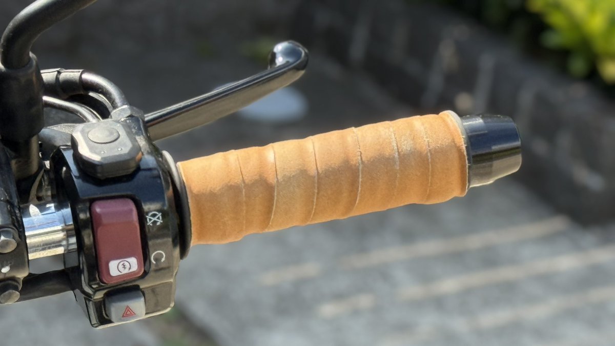 GB35O's tweet photo. 革のグリップテープ
•なんかカッサカサ
•だけど滑るからオイル塗るわけにいかない
•キャメル色選んだら思ったより明るい色
•接着剤失敗したところが黒く汚れてる https://t.co/lSToQbfnk4