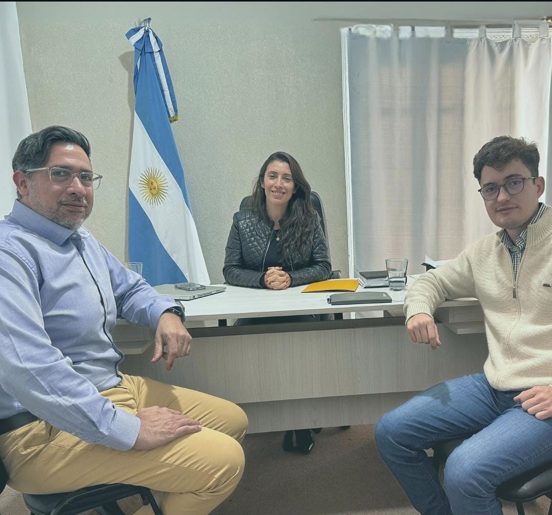 FlopezPrensa's tweet photo. #LaRioja. La sdora @florelop recibió al Pdte Rodrigo Carrizo y vicepdte Daniel Sbiroli d la @CamaraEmRiojana
👥 Dialogaron sobre la situación actual del sector privado en la Pcia. 
🤝López comprometió su apoyo para fortalecer el empleo y desarrollo de las empresas.
@senadores_uxp https://t.co/K8IcsFvmVC