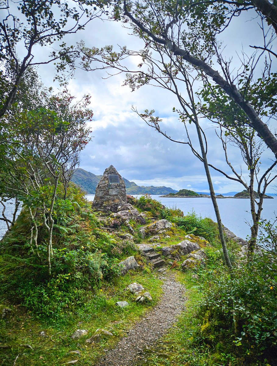 On this day in 1746, a couple of weeks after the Battle of Culloden, two French ships carrying long awaited funds and supplies arrived near here in Loch nan Uamh.

As far as they were aware, the Jacobites were still an unbeaten force, achieving the impossible.

🧵