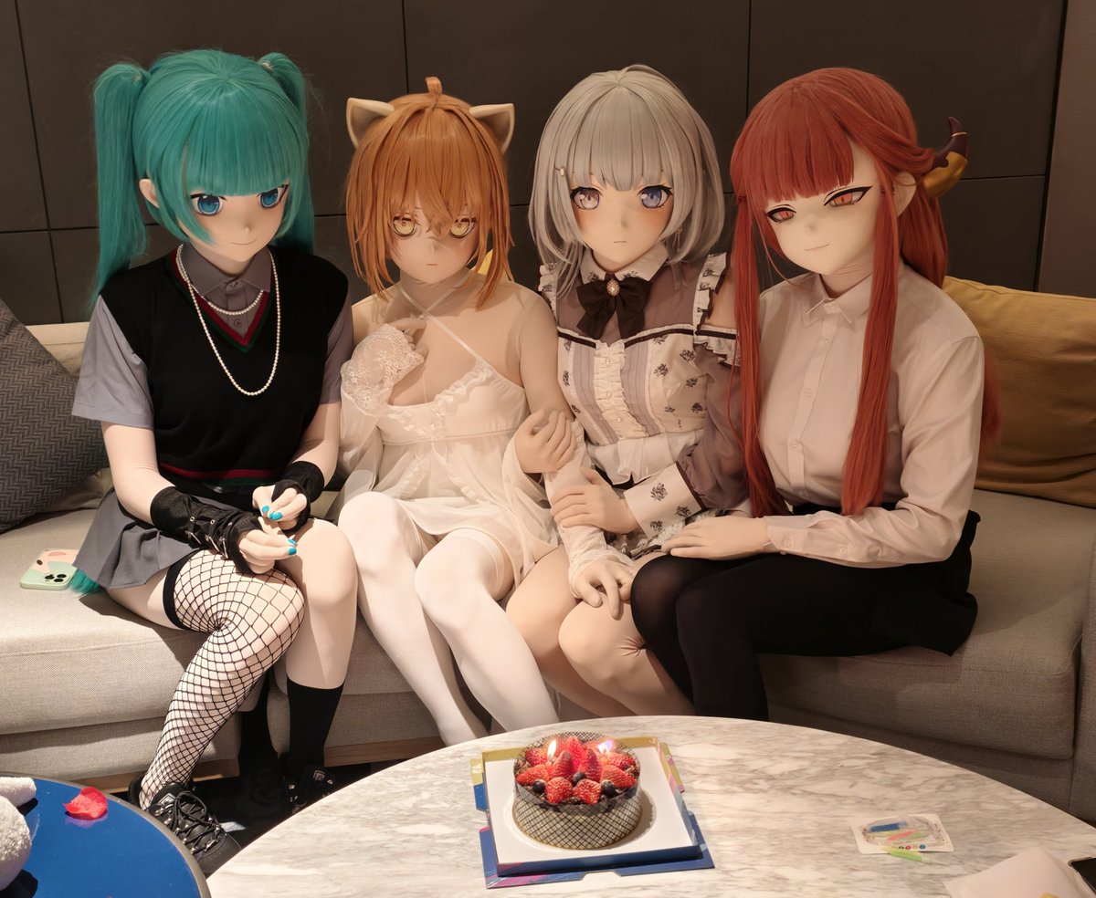 第一次变娃过生日，感谢入镜的和没入镜的所有人和娃！真的是很难忘的一次生日！💕
例子老师乐霏小猫yuki可爱