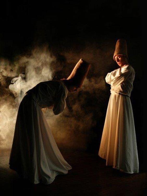 إنما الناس بحار.. فلا تحكم على أعماقهم، وأنت لا تري إلا شواطئهم.

– شمس التبريزي