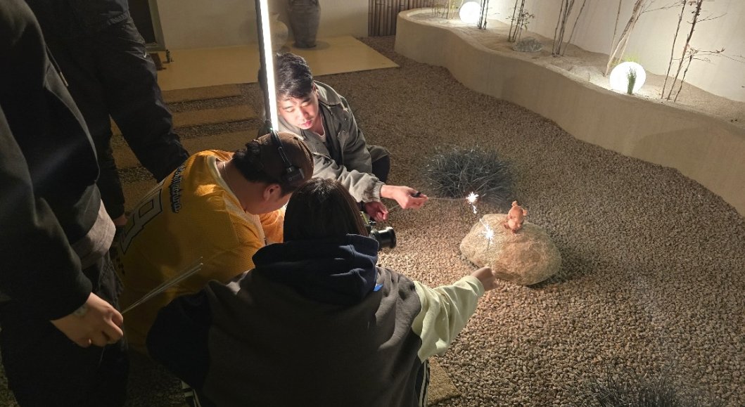 The scene                        Behind the scene