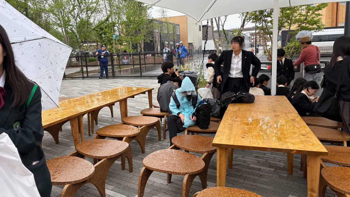 友人家族が雨の万博から生還。駐車場1日7700円(会場送迎含む)。雨でずぶ濡れ。雨カッパ2個と傘2本買って15000円。店でクレープ5人前6600円を注文。写真の状態で到着まで2時間待たされたそうで絶望みたいな。とりあえず雨の日は避けたほうがいいかも
