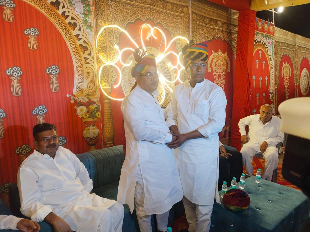 ग्राम गाढ़वाला (संसदीय क्षेत्र बीकानेर) में सरपंच मोहनलाल जी साहरण की पुत्री के विवाह में शामिल हुआ
पूर्व प्रधान प्रतिनिधि गोविंद जी मूंड के भतीजे की बारात में भी शिरकत की
शाफा पहनाकर जो स्नेह व सम्मान मिला वह अविस्मरणीय है
पूर्व मंत्री श्री भंवर सिंह भाटी जी भी उपस्थित रहे।