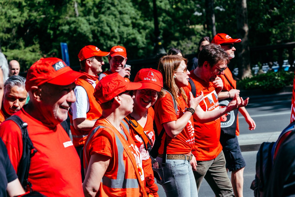 Van Antwerpen tot Charleroi kwamen we gisteren in actie. Wij blijven het opnemen voor werknemers, (bijna-)gepensioneerden, ambtenaren en wie tegenslag heeft in het leven. Wij blijven gaan voor sociale vooruitgang ✊❤️