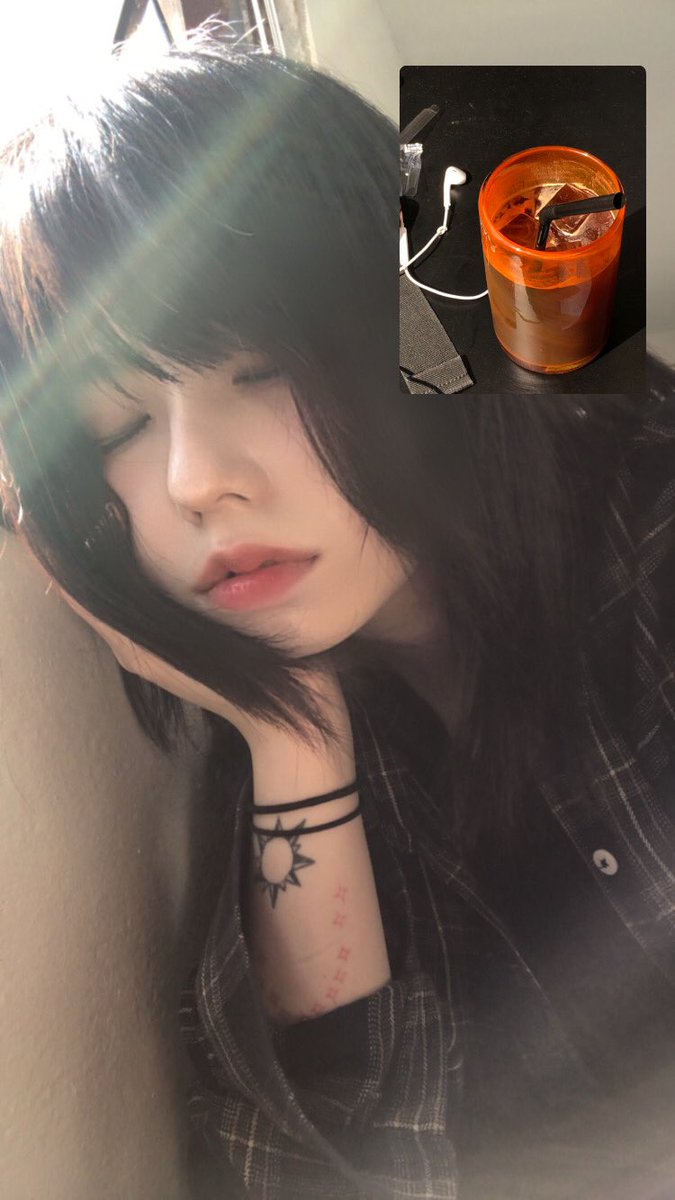 zung5h's tweet photo. 보고 싶은 사람이 많고 눈은 뻑뻑하고 비행기표는 비싸고 그리고 충동적으로 들어온 카페에 컵이 오렌지색인 게 너~무 기쁘다 볕이 뜨거운 게 기분 좋아서 얼굴 다 탈만큼 직빵으로 맞고 졸고 깨고 https://t.co/HyXqmwOM3R