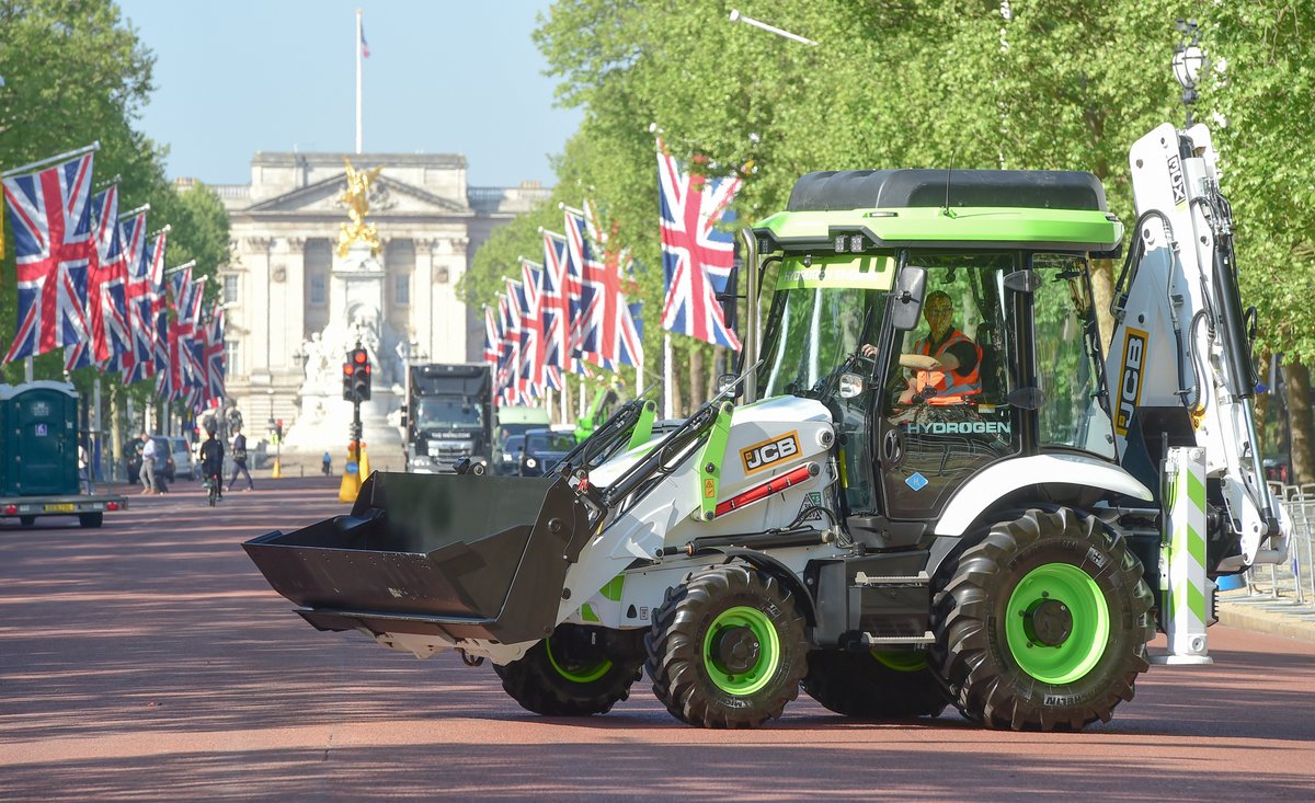 Most people spent lockdown grumbling or sunbathing. Lord Bamford spent it developing hydrogen-powered internal combustion engines, because diggers don't suit batteries.
Today, <a href="/JCBmachines/">JCB</a> hydrogen-run vehicles were given permission to drive on our roads. A great step forward.