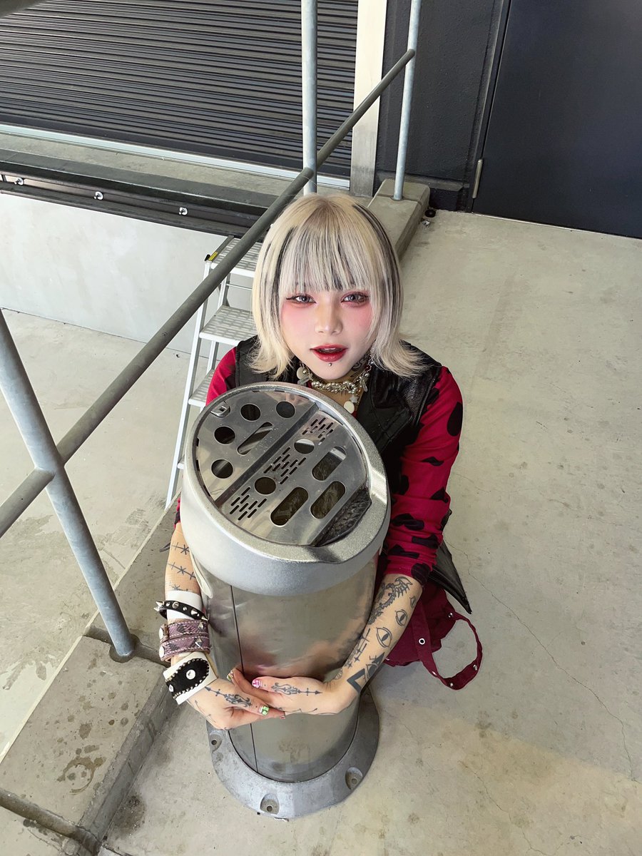 0311asaki's tweet photo. we love喫煙所∩^ω^∩ https://t.co/l5hOPWtKJ3
