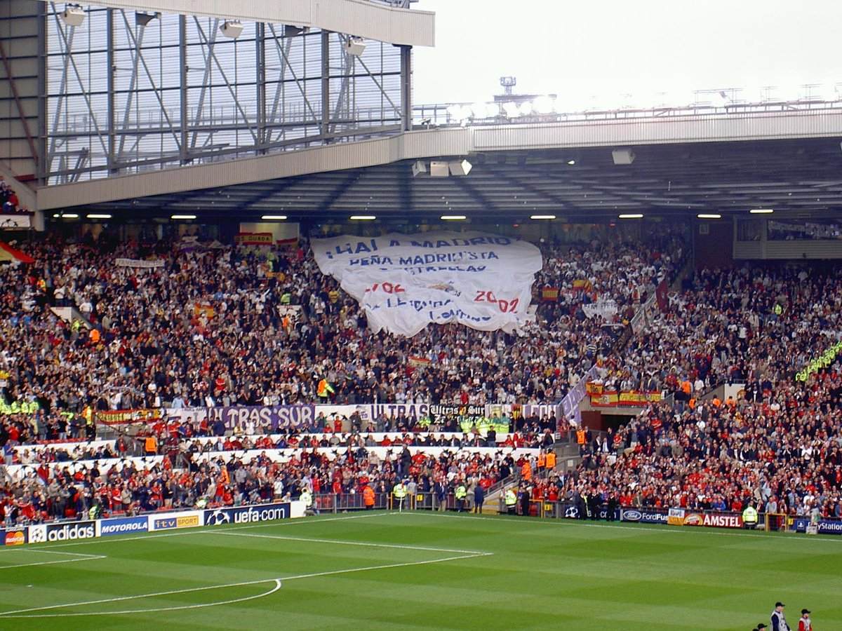 2002/03 Manchester United - Real Madrid.

La afición madridista llena el sector visitante para alentar al equipo.