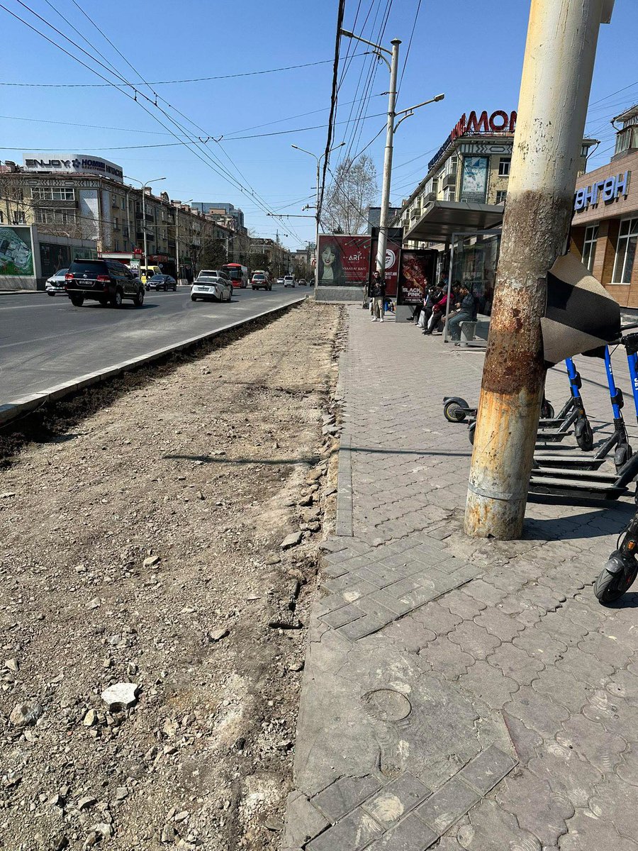 Машинууд зогсоод бнаа гэдэг үндэслэлээр автобусны буудлын кармануудыг нь авч хаяж бна. 
Энэ хотод эрүүл ухаантай хүн байна уу? Пяздаа 😤 
<a href="/KhNyambaatar/">Х.Нямбаатар</a> ????