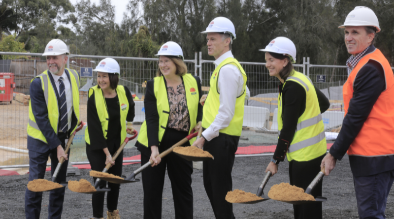 WestSydHealth's tweet image. NSW Premier Chris Minns, Minister for Mental Health Rose Jackson, local MP for Parramatta Donna Davis and WSLHD CE Graeme Loy turned the sod, marking the start of construction of the new Integrated Mental Health Complex.

thepulse.org.au/2025/04/30/pre…

#wslhd #westmeadhospital #IMHC