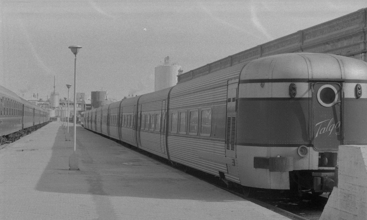 archivoct's tweet image. Andenes de la estación de tren de Cartagena (noviembre de 1982). Fotografía procedente del Fondo Juan Manuel Oujo Sirvent.

Signatura: FO80003-126.