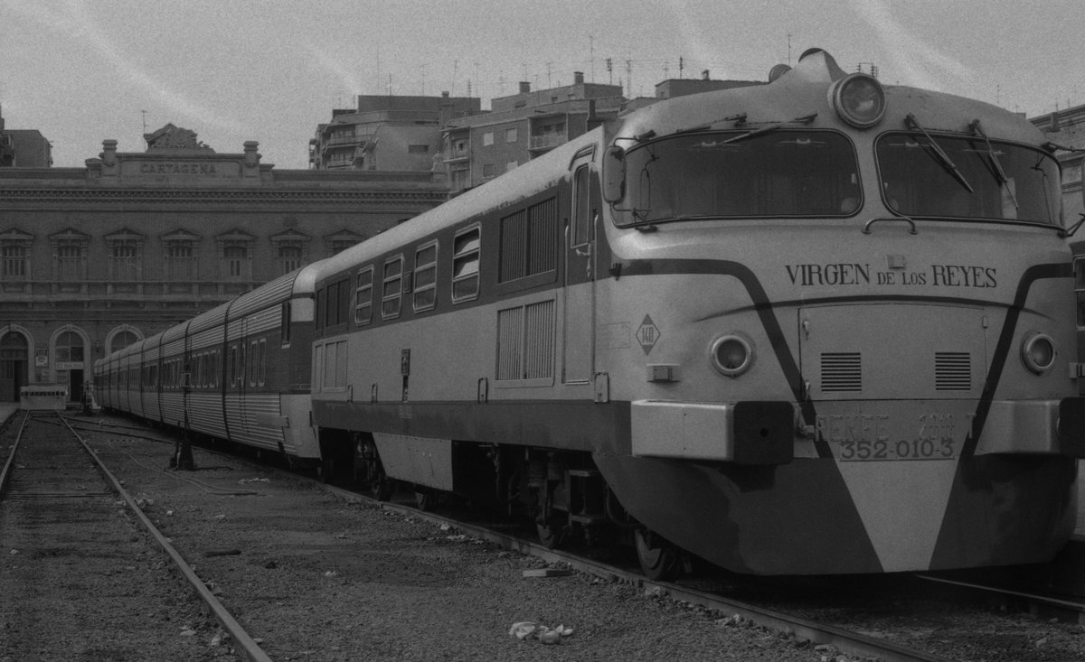 archivoct's tweet image. Andenes de la estación de tren de Cartagena (noviembre de 1982). Fotografía procedente del Fondo Juan Manuel Oujo Sirvent.

Signatura: FO80003-126.