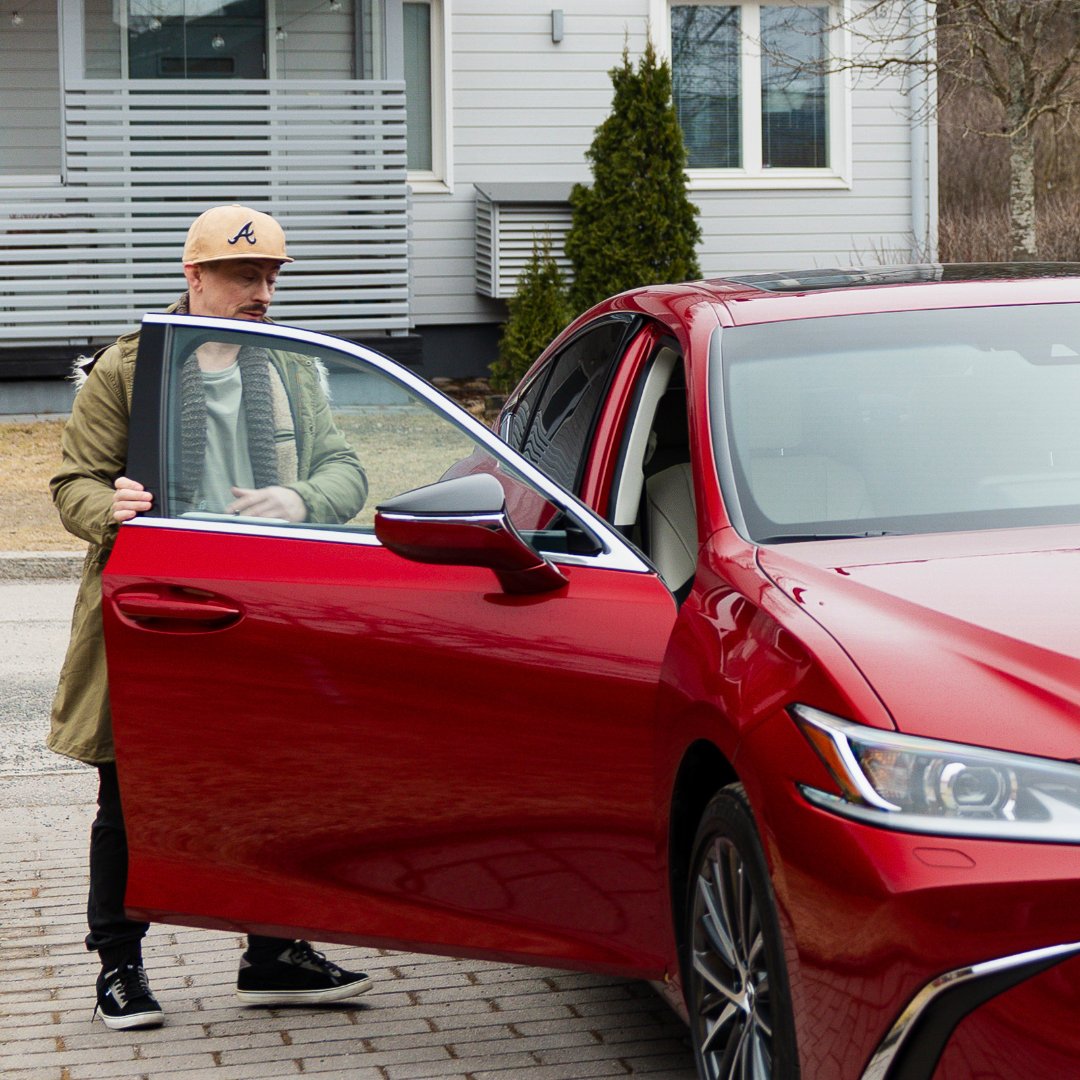 lexusfinland's tweet photo. Kamera käy 📽️ Upea Lexus ES tähdittää vuoden 2026 alkupuolella ensi-iltansa saavaa Luottomies-elokuvaa.

📸 RC Film &amp; TV / Teemu Heikkilä https://t.co/Z6EzeHgtDV