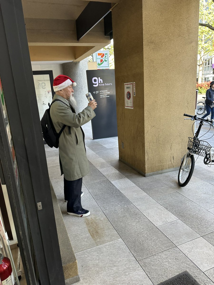 サンタクロースがお酒飲んでる🎅
