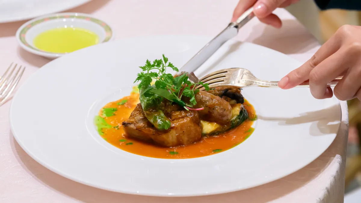 DisneyJCBcard's tweet photo. ＼2025年6月開催分🍽️／
ディズニーアンバサダー®︎ホテルのスペシャルランチプラン（ペア）先着販売
👉https://t.co/afqUL0Uv6G
⠀
🔵料金：20,000円（税込）/組
申し込み期間：2025年5月1日（木）10:00〜
⠀
※販売期間中でも定員数に達しましたら申し込み受付終了となります
※メニュー画像はイメージです