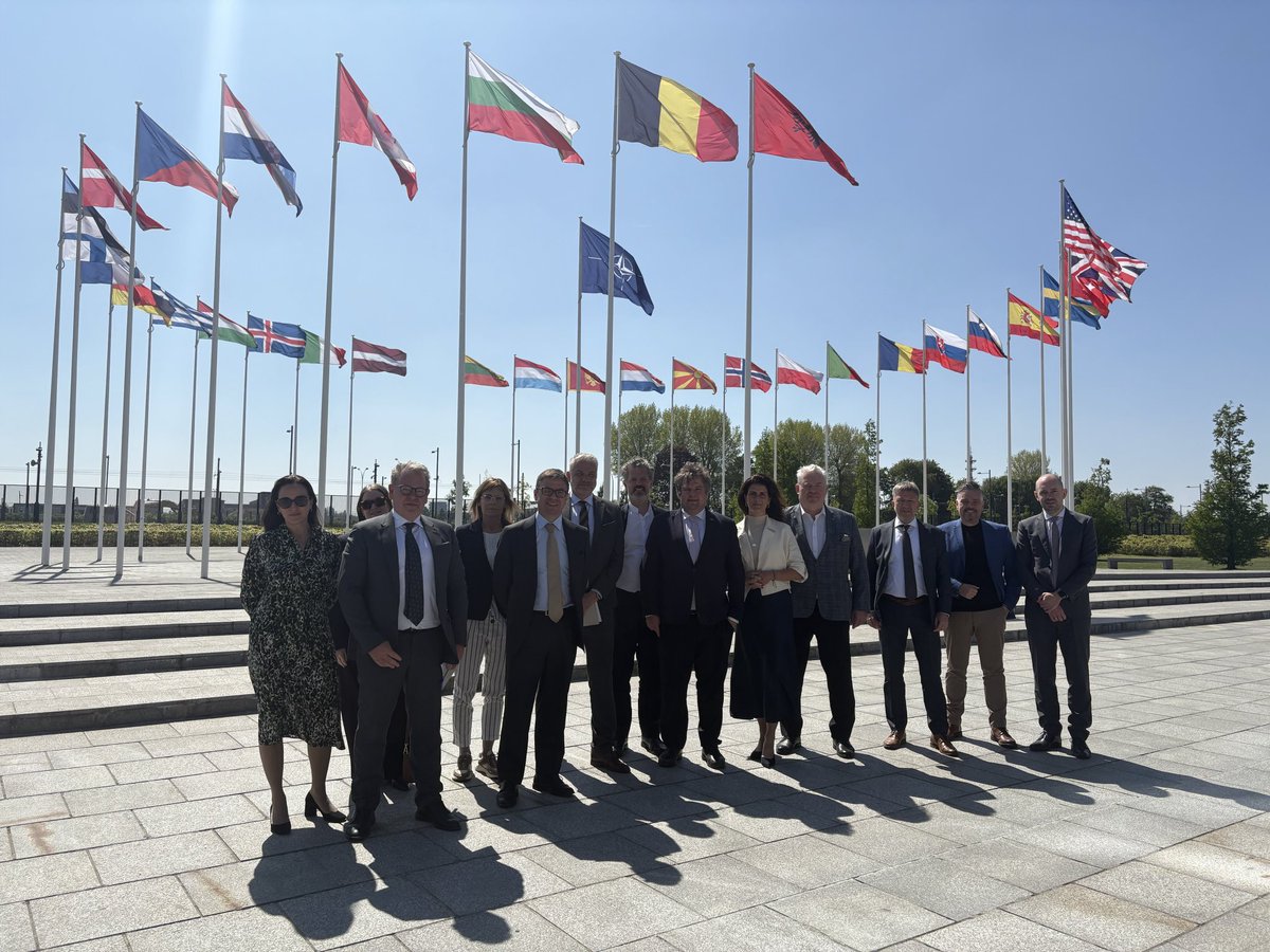 Delighted to welcome a high-level panel of 🇮🇸 parliamentarians for a series of meetings with #NATO officials and colleagues. Fruitful discussions on a new security and defence policy for #Iceland. Compact days but still time for a sunny group photo 📸
