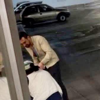 outofcontextzac's tweet image. 😡 Podrías publicar a una persona que el día de ayer, junto con otro tipo golpearon a un hombre mayor y destrozaron su vehículo, solo por no quererles vender alcohol en el Oxxo de la villita Zacatecas. 👊 Ojalá hagan algo las ineptas autoridades. 💀