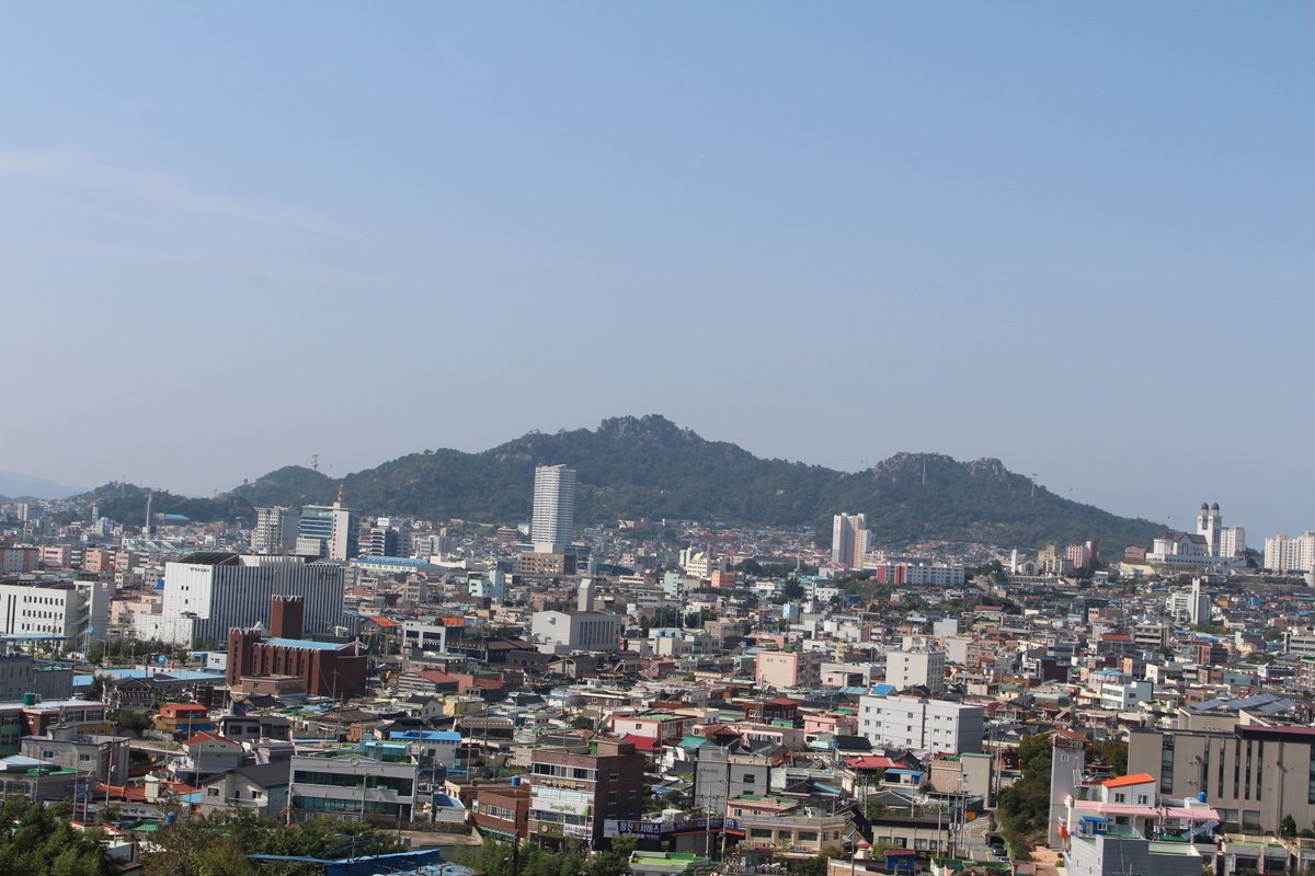 #목포문학기행

목원동
목포 원도심 동네
유달산 밑
쌍교촌(북교동과 남교동)은 문화 예술 본산이고
양동은 생명과 소망을 짓는 기독교가 자란
한국 근대 1번지