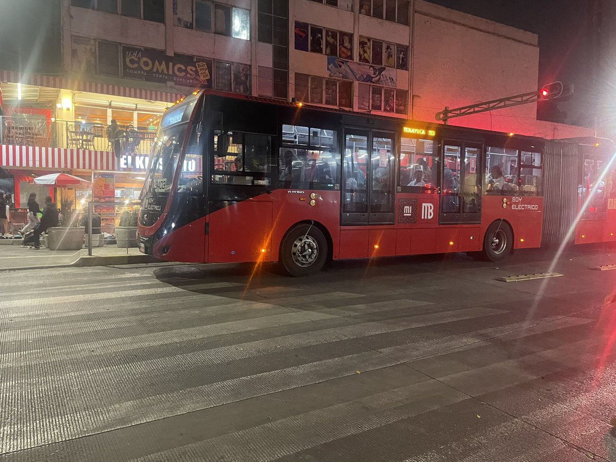 el_m4nu's tweet photo. @MetrobusCDMX Unidad 9403  no deja pasar a una ambulancia con los códigos prendidos en la estación Hidalgo capaciten a su personal por favor https://t.co/ZAZRXNcdvC