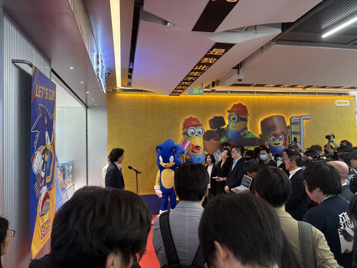 sonicoll's tweet image. 上海SEGA STORE试营业第二日
索尼克店长出来营业~
SEGA现任CEO内海周史先生也来到现场
#索尼克
#索尼克同好
#SonicTheHedgehog