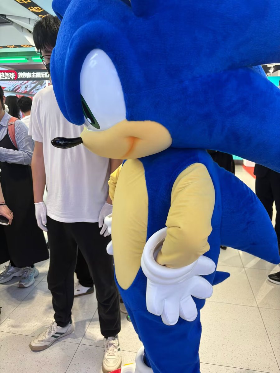 sonicoll's tweet image. 上海SEGA STORE试营业第二日
索尼克店长出来营业~
SEGA现任CEO内海周史先生也来到现场
#索尼克
#索尼克同好
#SonicTheHedgehog