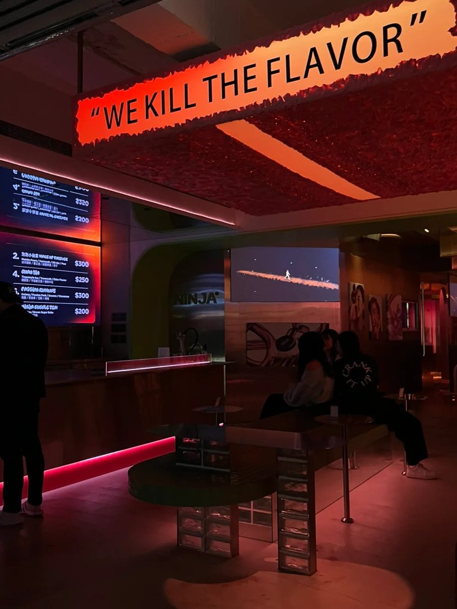 Diving_Serena's tweet image. Bold vibes and edgy design. Where flavor meets the unexpected. 🔥🍔 #BoldStatement #UrbanVibes #EdgyDesign #FlavorExplosion #NightLife