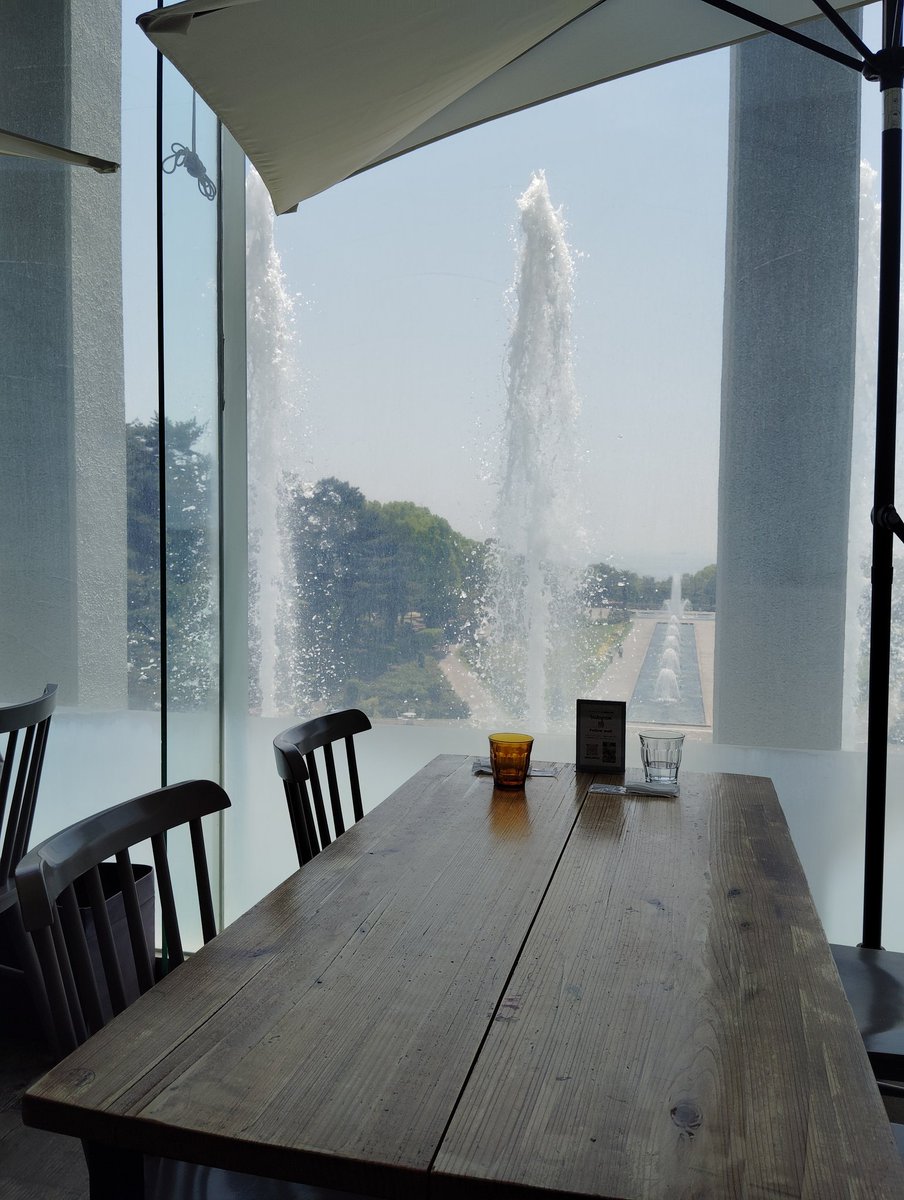 FWLMacZ95u95352's tweet image. Enjoyed lunch at a restaurant overlooking a fountain.
#LunchWithAView 🍽️🌊