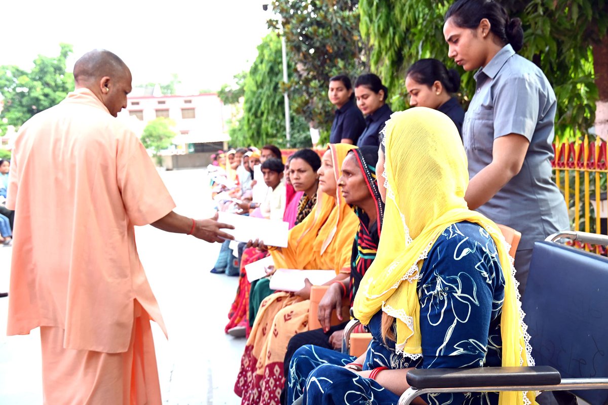 Yogi Adityanath Office (@myogioffice) on Twitter photo जन-जन की समृद्धि एवं खुशहाली हेतु प्रतिबद्ध मुख्यमंत्री श्री <a href="/myogiadityanath/">Yogi Adityanath</a> जी महाराज ने आज <a href="/GorakhnathMndr/">Shri Gorakhnath Mandir</a> परिसर में 'जनता दर्शन' कार्यक्रम में विभिन्न जनपदों से आए लोगों की समस्याएं सुनीं।
महाराज जी ने संबंधित अधिकारियों को प्राथमिकता के साथ जन-समस्याओं के शीघ्र निराकरण के जन-जन की समृद्धि एवं खुशहाली हेतु प्रतिबद्ध मुख्यमंत्री श्री <a href="/myogiadityanath/">Yogi Adityanath</a> जी महाराज ने आज <a href="/GorakhnathMndr/">Shri Gorakhnath Mandir</a> परिसर में 'जनता दर्शन' कार्यक्रम में विभिन्न जनपदों से आए लोगों की समस्याएं सुनीं।
महाराज जी ने संबंधित अधिकारियों को प्राथमिकता के साथ जन-समस्याओं के शीघ्र निराकरण के
