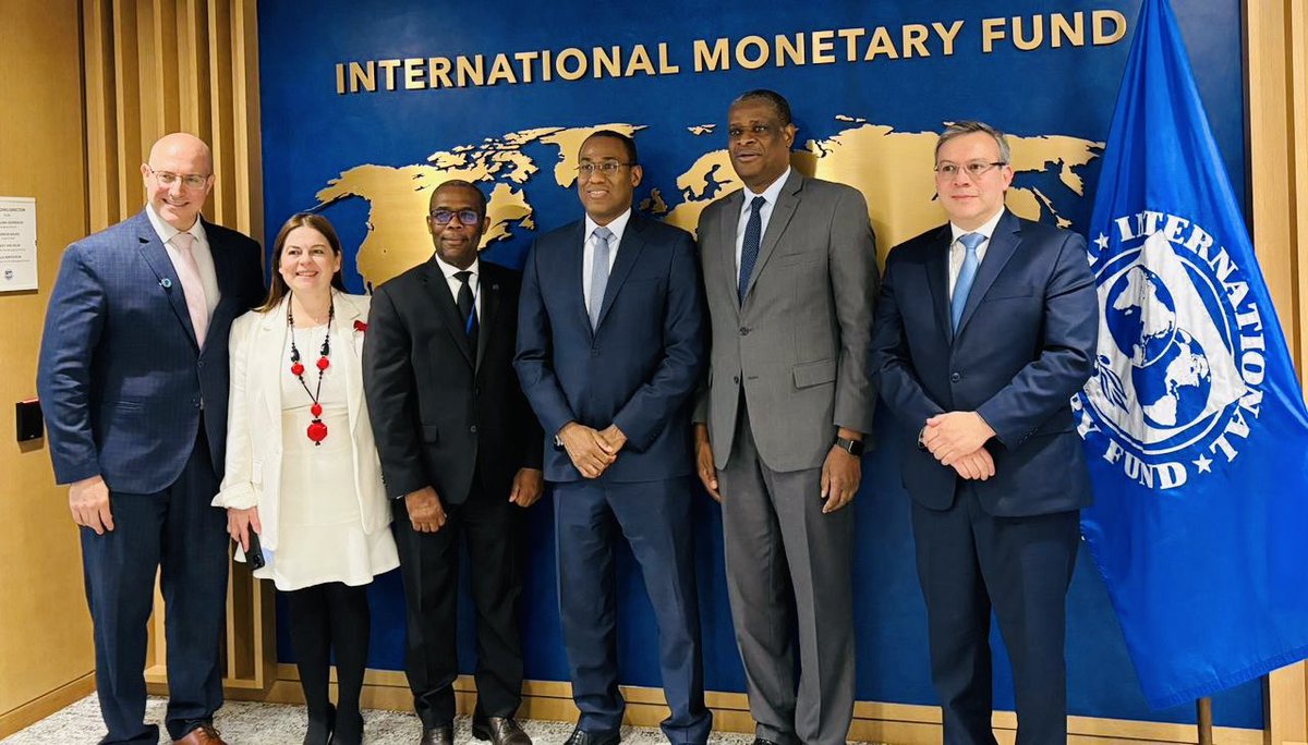 BRHHaiti_'s tweet photo. Le Gouverneur @Gabrielronald_ s’est également entretenu avec M. @NigelClarkeJa, Directeur Général  Adjoint du FMI, le 26 avril 2025.

Cette rencontre a permis de faire le point sur :
🔹 la première revue positive du Programme de Référence (SMP) ;
🔹 la stabilité du taux de change et le renforcement des réserves internationales, désormais supérieures à 1 milliard USD en comparaison avec 350 millions en Septembre 2023
🔹 la publication du rapport de gouvernance et la reprise du processus d’audit, suite à la reconstitution des données de 2022-2023 ;
🔹 les mesures envisagées pour soutenir les PME et réduire les prêts non performants ;
🔹 le développement et la mise en œuvre de programmes de formation en technologie notamment en cybersécurité, en gestion de réserves.

Le Gouverneur a également plaidé pour une flexibilité dans l’application de certains délais relatifs au respect des critères du SMP compte tenu des contraintes opérationnelles dues à la situation sécuritaire tout en réaffirmant l’engagement de la @BRHHaiti_ envers la transparence et la poursuite des réformes visant à soutenir la stabilité macroéconomique.

Retrouvez l’intégralité de l’intervention du Gouverneur 👉🏾 https://t.co/zxAPJBQoTu