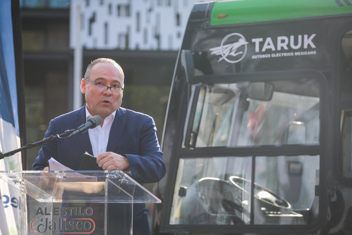 AlbertoUribeC's tweet photo. El día de hoy presentamos a Taruk, primer camión eléctrico hecho en México. Y como dice @m_ebrard: “el objetivo es el desarrollo de nuestras capacidades de innovación”. Y claro, mejorar la calidad del aire que todos respiramos… https://t.co/fTbfuHxOIQ