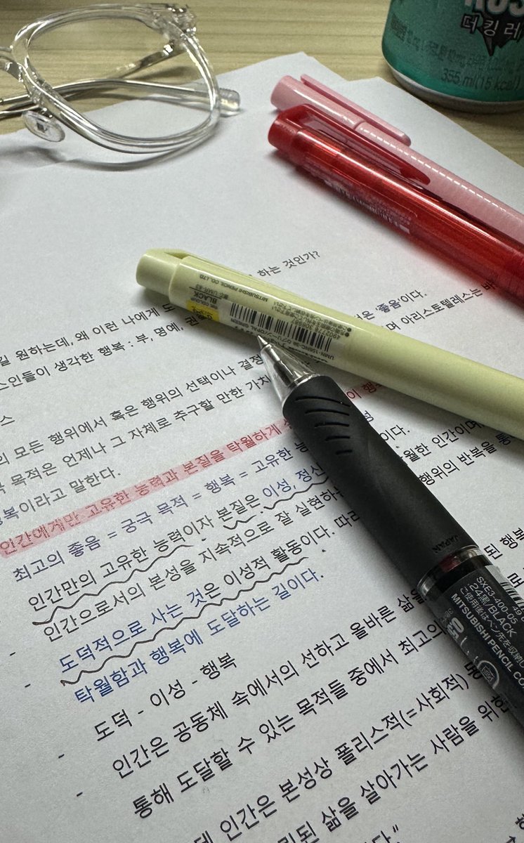 저는 중간고사를 무사히 끝내고 돌아왔습니다 · · · 
이제 또 열심히 수능 공부를 달려볼게요!
재수 때도, 삼수를 하고 있는 지금도 느끼고 있지만,
그 어느 것보다 체력과 건강이 가장 중요한 것 같아요
몸 상하면 그것보다 힘들고 속상한 일이 없더라구요,,· · ·
다들 꼬옥 몸 챙기시길!