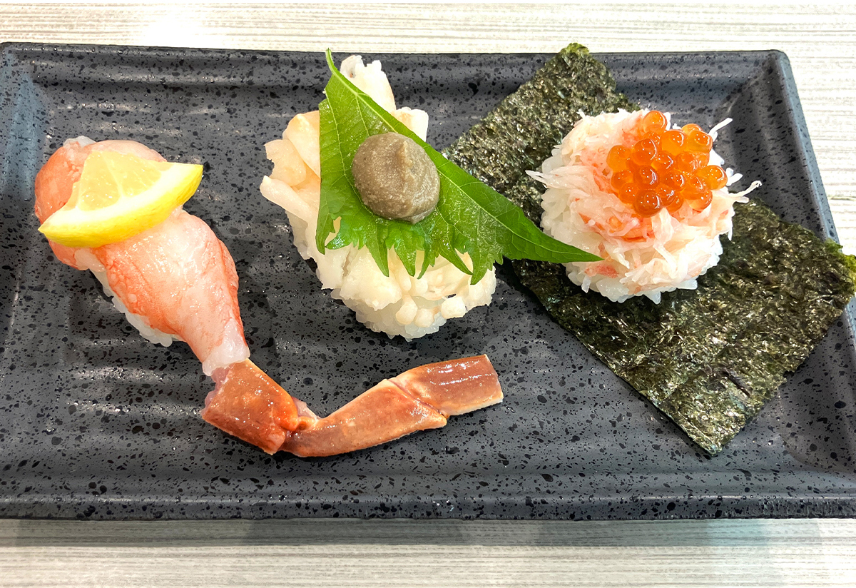 カニの旨ねたを贅沢に食べ比べ‼ /／ . {\___