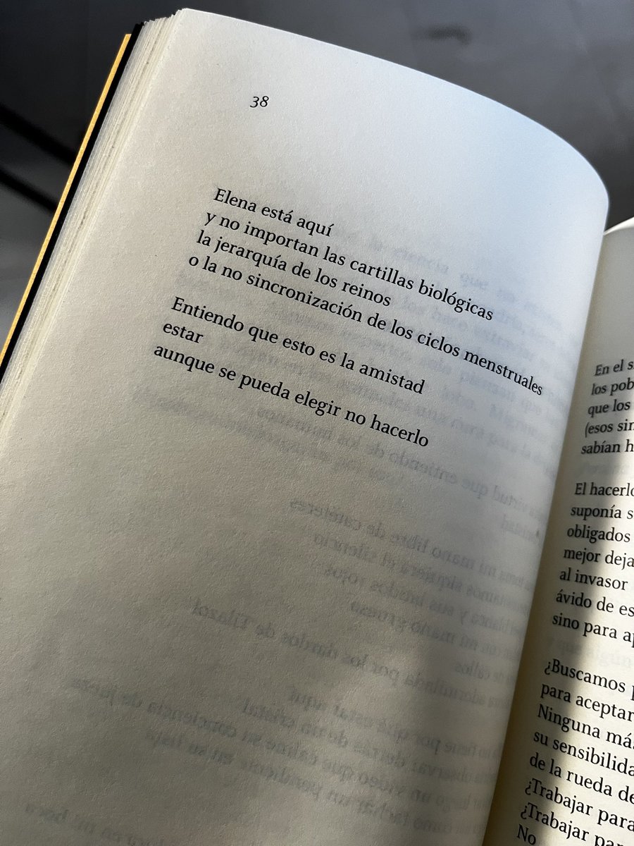 Aunque me lo trajeron hace bastante tiempo, apenas pude leer este libro de @OdraAtreides y solo quiero recomendarlo y recomendarlo a todes. Es un libro enorme y quedé fascinada y muy triste al mismo tiempo. Consíganlo yaaaa.