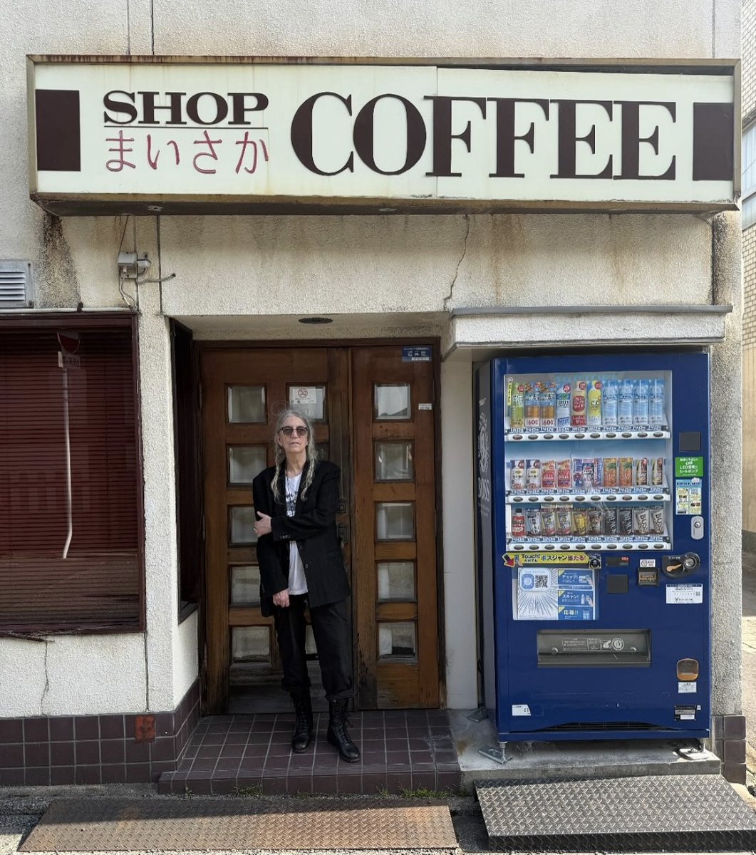 inaina1969's tweet photo. パティ・スミス
京都七条駅のコーヒーショップまいさか☕
完璧な選択眼👀 https://t.co/1YnMQDsmsM