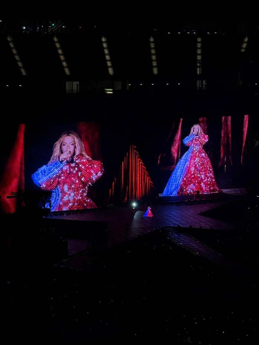 アンリアレイジがビヨンセのワールドツアー衣装をデザイン。エムプラスプラスと共同開発した液晶のような布地「LED TEXTILE」使用。 fashionsnap.com/article/2025-0…