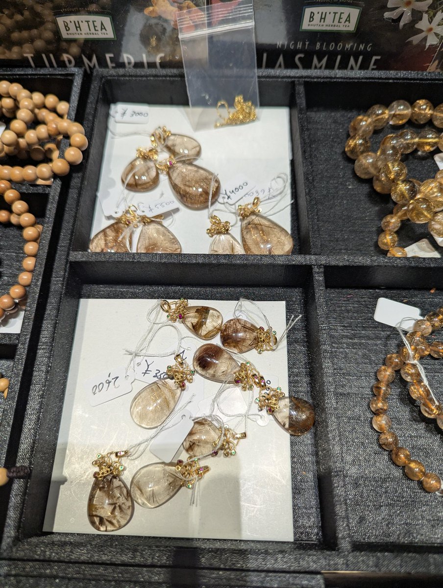 万博のコモンズD館にあるブータンのショップ(ブータンの展示ブースの斜